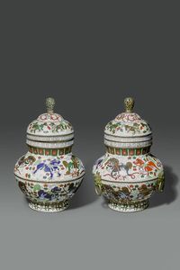 COPPIA DI VASI : Coppia di vasi a poutiche in cloisonne su sfondo bianco decorati con Cani di Pho  Cina  Repubblica  XX sec H cm 34 Diam cm 21  - Asta Asta di Arte Orientale - Associazione Nazionale - Case d'Asta italiane