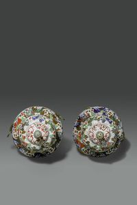 COPPIA DI VASI : Coppia di vasi a poutiche in cloisonne su sfondo bianco decorati con Cani di Pho  Cina  Repubblica  XX sec H cm 34 Diam cm 21  - Asta Asta di Arte Orientale - Associazione Nazionale - Case d'Asta italiane