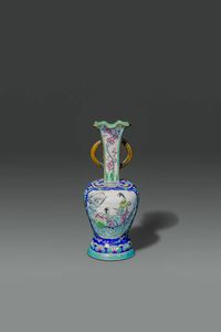 VASO : Vaso in smalti dipinto con personaggi  Cina  dinastia Qing  XIX sec H cm 26 Diam cm 11  - Asta Asta di Arte Orientale - Associazione Nazionale - Case d'Asta italiane