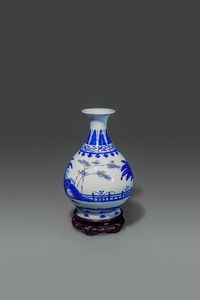 VASO : Vaso in porcellana bianco e blu con decori di paesaggio  Cina  dinastia Qing  epoca Daoguang (1821-1850) H cm 28 Diam cm 18  - Asta Asta di Arte Orientale - Associazione Nazionale - Case d'Asta italiane