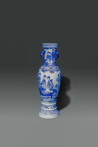 VASO : Vaso in porcellana bianco e blu dipinto con Guanyin e manici a rilievo a forma di elefanti  Cina  dinastia Qing  XIX sec H cm 54 Diam cm 18  - Asta Asta di Arte Orientale - Associazione Nazionale - Case d'Asta italiane