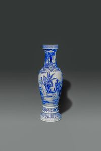 VASO : Vaso in porcellana bianco e blu dipinto con Guanyin e manici a rilievo a forma di elefanti  Cina  dinastia Qing  XIX sec H cm 54 Diam cm 18  - Asta Asta di Arte Orientale - Associazione Nazionale - Case d'Asta italiane