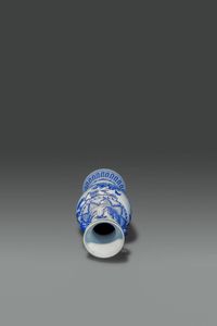 VASO : Vaso in porcellana bianco e blu dipinto con Guanyin e manici a rilievo a forma di elefanti  Cina  dinastia Qing  XIX sec H cm 54 Diam cm 18  - Asta Asta di Arte Orientale - Associazione Nazionale - Case d'Asta italiane