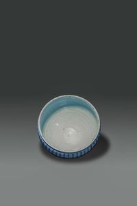 PICCOLA VASCA : Piccola vasca in porcellana bianco e blu decorata con iscrizioni  Cina  dinastia Qing  XIX sec H cm 16 Diam cm 21  - Asta Asta di Arte Orientale - Associazione Nazionale - Case d'Asta italiane