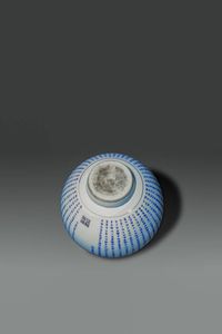 PICCOLA VASCA : Piccola vasca in porcellana bianco e blu decorata con iscrizioni  Cina  dinastia Qing  XIX sec H cm 16 Diam cm 21  - Asta Asta di Arte Orientale - Associazione Nazionale - Case d'Asta italiane