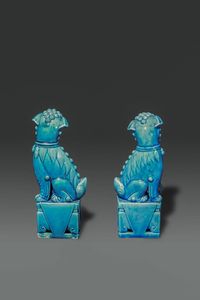 COPPIA DI CANI DI PHO : Coppia di cani di Pho in porcellana blu  Cina  Repubblica  XX sec H cm 21x8x5 5  - Asta Asta di Arte Orientale - Associazione Nazionale - Case d'Asta italiane