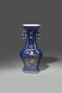 VASO : Vaso a doppia ansa in porcellana blu cobalto lumeggiato in oro  raffigurante paesaggio  Cina  dinastia Qing  XVIII sec H cm 41x20  - Asta Asta di Arte Orientale - Associazione Nazionale - Case d'Asta italiane