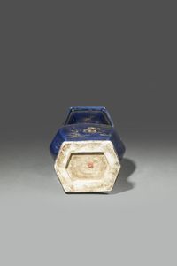 VASO : Vaso a doppia ansa in porcellana blu cobalto lumeggiato in oro  raffigurante paesaggio  Cina  dinastia Qing  XVIII sec H cm 41x20  - Asta Asta di Arte Orientale - Associazione Nazionale - Case d'Asta italiane