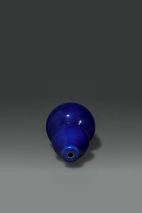 VASO : Vaso in porcellana blu cobalto a forma di doppia zucca  Cina  dinastia Qing  XIX sec H cm 38 Diam cm 19  - Asta Asta di Arte Orientale - Associazione Nazionale - Case d'Asta italiane