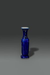 VASO : Vaso in porcellana blu cobalto con lumeggiatura in oro  di forma rettangolare  Cina  dinastia Qing  XVIII sec H cm 30x11  - Asta Asta di Arte Orientale - Associazione Nazionale - Case d'Asta italiane