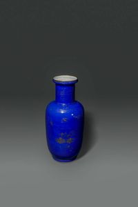 VASO : Vaso in porcellana blu cobalto lumeggiato in oro  Cina  dinastia Qing  XVIII sec H cm 32 5 Diam cm 15  - Asta Asta di Arte Orientale - Associazione Nazionale - Case d'Asta italiane