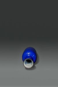 VASO : Vaso in porcellana blu cobalto lumeggiato in oro  Cina  dinastia Qing  XVIII sec H cm 32 5 Diam cm 15  - Asta Asta di Arte Orientale - Associazione Nazionale - Case d'Asta italiane