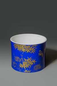 BRUSH POT : Brush pot in porcellana blu cobalto con decorazioni lumeggiate in oro  CIna  Repubblica  XX sec H cm 15 DIam cm 20  - Asta Asta di Arte Orientale - Associazione Nazionale - Case d'Asta italiane