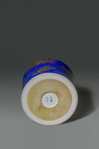 BRUSH POT : Brush pot in porcellana blu cobalto con decorazioni lumeggiate in oro  CIna  Repubblica  XX sec H cm 15 DIam cm 20  - Asta Asta di Arte Orientale - Associazione Nazionale - Case d'Asta italiane