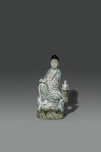 GUANYIN : Figura di Guanyin seduta in porcellana Famiglia Rosa a smalti policromi con scroll e piccolo vaso  Cina  Dinastia Qing  epoca Guangxu (1875-1908) H cm 37x19  - Asta Asta di Arte Orientale - Associazione Nazionale - Case d'Asta italiane