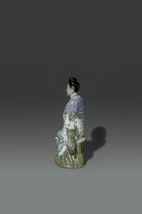 GUANYIN : Figura di Guanyin seduta in porcellana Famiglia Rosa a smalti policromi con scroll e piccolo vaso  Cina  Dinastia Qing  epoca Guangxu (1875-1908) H cm 37x19  - Asta Asta di Arte Orientale - Associazione Nazionale - Case d'Asta italiane