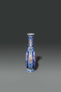 VASO : Vaso in porcellana Famiglia Rosa decorato con scene di corte entro riserve  Cina  dinastia Qing  XIX sec H cm 29 3x13  - Asta Asta di Arte Orientale - Associazione Nazionale - Case d'Asta italiane