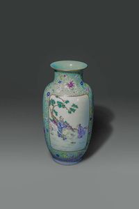 VASO : Vaso in porcellana Famiglia Rosa con decori floreali su sfondo verde e personaggi entro riserve  Cina  Repubblica  XX sec H cm 32 Diam cm 16 5  - Asta Asta di Arte Orientale - Associazione Nazionale - Case d'Asta italiane