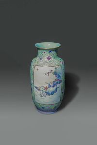 VASO : Vaso in porcellana Famiglia Rosa con decori floreali su sfondo verde e personaggi entro riserve  Cina  Repubblica  XX sec H cm 32 Diam cm 16 5  - Asta Asta di Arte Orientale - Associazione Nazionale - Case d'Asta italiane