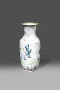 VASO : Vaso in porcellana Famiglia Rosa con figure di fanciulle entro paesaggio e decori floreali  Cina  dinastia Qing  XIX sec H cm 45 5 Diam cm 21  - Asta Asta di Arte Orientale - Associazione Nazionale - Case d'Asta italiane