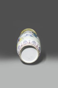 VASO : Vaso in porcellana Famiglia Rosa con figure di fanciulle entro paesaggio e decori floreali  Cina  dinastia Qing  XIX sec H cm 45 5 Diam cm 21  - Asta Asta di Arte Orientale - Associazione Nazionale - Case d'Asta italiane