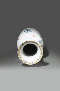 VASO : Vaso in porcellana Famiglia Rosa con figure di fanciulle entro paesaggio e decori floreali  Cina  dinastia Qing  XIX sec H cm 45 5 Diam cm 21  - Asta Asta di Arte Orientale - Associazione Nazionale - Case d'Asta italiane