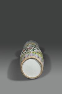 VASO : Vaso in porcellana Famiglia Rosa con soggetti naturalistici entro riserve  decori floreali su fondo giallo e piccole anse sagomate con frutti a rilievo  Cina  dinastia Qing  XIX sec H cm 58  - Asta Asta di Arte Orientale - Associazione Nazionale - Case d'Asta italiane