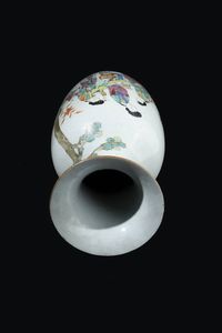 VASO IN PORCELLANA : Vaso in porcellana Famiglia Rosa decorato con scene di vita quotidiana e iscrizioni  Cina  dinastia Qing  XIX sec. h cm 44x20  - Asta Asta di Arte Orientale - Associazione Nazionale - Case d'Asta italiane