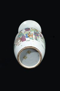 VASO IN PORCELLANA : Vaso in porcellana Famiglia Rosa decorato con scene di vita quotidiana e iscrizioni  Cina  dinastia Qing  XIX sec. h cm 44x20  - Asta Asta di Arte Orientale - Associazione Nazionale - Case d'Asta italiane