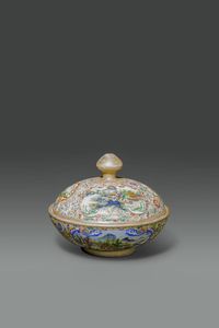 PORTAVIVANDE : Portavivande in porcellana Famiglia Rosa decorata con fiori e paesaggi entro riserve  Cina  XX sec H cm 18 Diam cm 21 5  - Asta Asta di Arte Orientale - Associazione Nazionale - Case d'Asta italiane