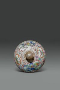 PORTAVIVANDE : Portavivande in porcellana Famiglia Rosa decorata con fiori e paesaggi entro riserve  Cina  XX sec H cm 18 Diam cm 21 5  - Asta Asta di Arte Orientale - Associazione Nazionale - Case d'Asta italiane