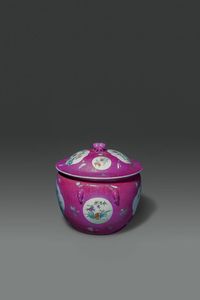 CACHEPOT : Cachepot con tappo Famiglia Rosa con decori floreali entro riserve su fondo rosa  Cina  Repubblica  XX Sec. H cm 23x22  - Asta Asta di Arte Orientale - Associazione Nazionale - Case d'Asta italiane