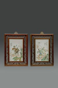 COPPIA DI PLACCHE : Coppia di placche in porcellana Famiglia Rosa  rappresentanti monaci con personaggi  Cina  Repubblica  XX sec H cm 44.5x60 H cm 26x42  - Asta Asta di Arte Orientale - Associazione Nazionale - Case d'Asta italiane