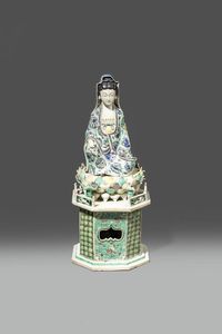 GUANYIN - Figura di Guanyin seduta su fiore di loto in porcellana Famiglia Verde  Cina  dinastia Qing  epoca Kangxi (1662-1722)  [..]