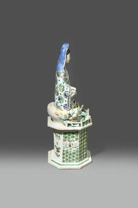 GUANYIN : Figura di Guanyin seduta su fiore di loto in porcellana Famiglia Verde  Cina  dinastia Qing  epoca Kangxi (1662-1722) H cm 43 Diam cm 17  - Asta Asta di Arte Orientale - Associazione Nazionale - Case d'Asta italiane