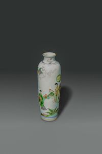 VASO : Vaso in porcellana Famiglia Verde con decori di personaggi  Cina  Repubblica  XX sec H cm 25 5 Diam cm 9  - Asta Asta di Arte Orientale - Associazione Nazionale - Case d'Asta italiane