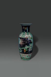 VASO : Vaso in porcellana Famiglia Verde dipinto con scene di corte  Cina  dinastia Qing  XIX sec H cm 60 5 Diam cm 25  - Asta Asta di Arte Orientale - Associazione Nazionale - Case d'Asta italiane