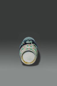 VASO : Vaso in porcellana Famiglia Verde dipinto con scene di corte  Cina  dinastia Qing  XIX sec H cm 60 5 Diam cm 25  - Asta Asta di Arte Orientale - Associazione Nazionale - Case d'Asta italiane