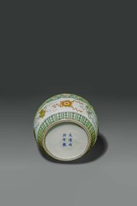 PICCOLA VASCA : Piccola vasca in porcellana Famiglia Verde con decori di vasi fiori e pesci  Cina dinastia Qing  XIX sec H cm 13 Diam cm 20  - Asta Asta di Arte Orientale - Associazione Nazionale - Case d'Asta italiane