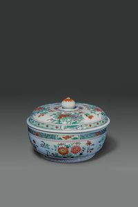 ZUPPIERA : Zuppiera in porcellana Famiglia Verde con decori floreali  Cina  Repubblica  XX sec H cm 19 Diam cm 26  - Asta Asta di Arte Orientale - Associazione Nazionale - Case d'Asta italiane