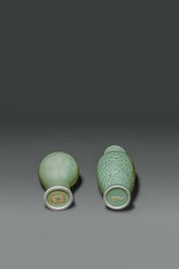 COPPIA DI VASI : Coppia di vasi in porcellana celadon  Cina  dinastia Qing  XIX sec H cm 24 Diam cm 11 H cm 19 Diam 11  - Asta Asta di Arte Orientale - Associazione Nazionale - Case d'Asta italiane