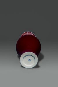 VASO : Vaso in porcellana sangue di bue  Cina  XX sec H cm 40x19  - Asta Asta di Arte Orientale - Associazione Nazionale - Case d'Asta italiane