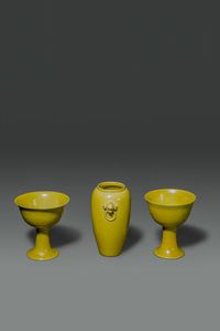 VASO E DUE STEM CUPS : Trittico composto da vaso e due stem cups in porcellana monocroma gialla  Cina  Repubblica  XX sec Vaso: H cm 11 5 Diam cm 8 5 Stem cups: H cm 9 5 Diam 9  - Asta Asta di Arte Orientale - Associazione Nazionale - Case d'Asta italiane