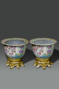 COPPIA DI GIARDINIERE : Coppia di giardiniere in porcellana Canton  montate su bronzo dorato  Cina  dinastia Qing  XIX sec H cm 26 Diam cm 27.5  - Asta Asta di Arte Orientale - Associazione Nazionale - Case d'Asta italiane