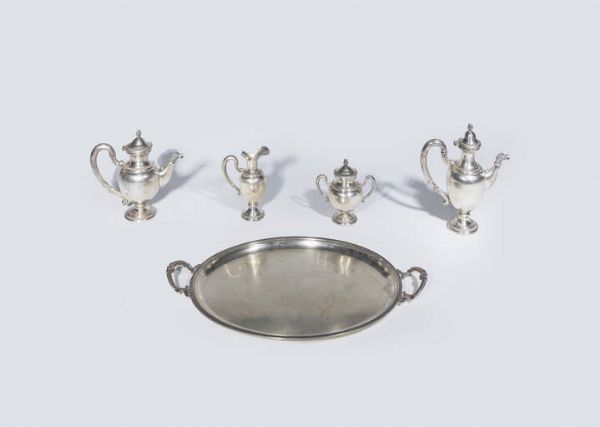 SERVIZIO IN ARGENTO : Peso gr 1975 4 composto da: caffettiera  teiera  zuccheriera  lattiera e vassoio ovale con manici. Corpi bombati  con prese a pigna  versatoi a forma di teste d'aquila. Basi circolari decorate a motivo di palmette.  - Asta Asta di Argenti e Antiquariato - Associazione Nazionale - Case d'Asta italiane