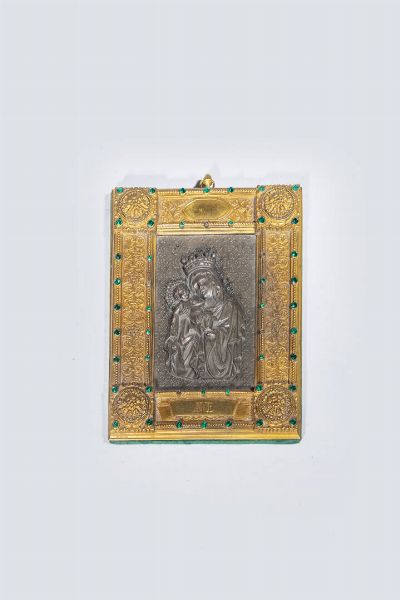 ICONA : 23x17 raffigurante la Madonna con Bambino su lastra metallica sbalzata e cesellata entro cornice in bronzo dorato ed inciso  XX secolo  gemme sintetiche di colore verde a decoro (4 mancanti)  - Asta Asta di Argenti e Antiquariato - Associazione Nazionale - Case d'Asta italiane