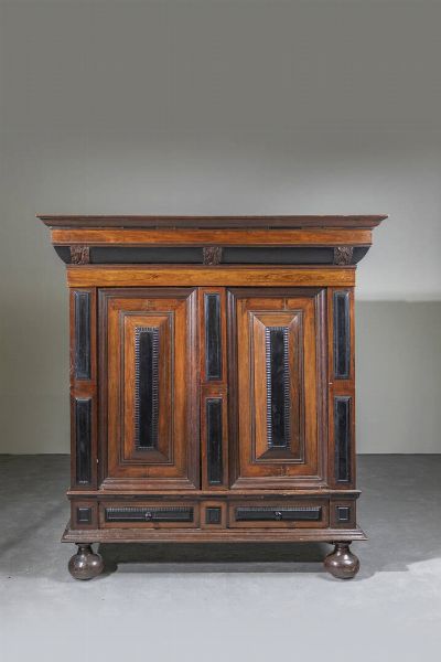 ARMADIO : 191x180 Germania XVII secolo  in legno di noce e legno dipinto nei toni del nero. Fronte a due ante e due cassetti. Poggiante su gambe a cipolla.  - Asta Asta di Argenti e Antiquariato - Associazione Nazionale - Case d'Asta italiane