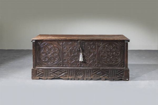 CASSONE : 79x180x55 Francia XV secolo  in legno di noce. Fronte decorato con motivi floreali e geometrici. Difetti  mancanze.  - Asta Asta di Argenti e Antiquariato - Associazione Nazionale - Case d'Asta italiane