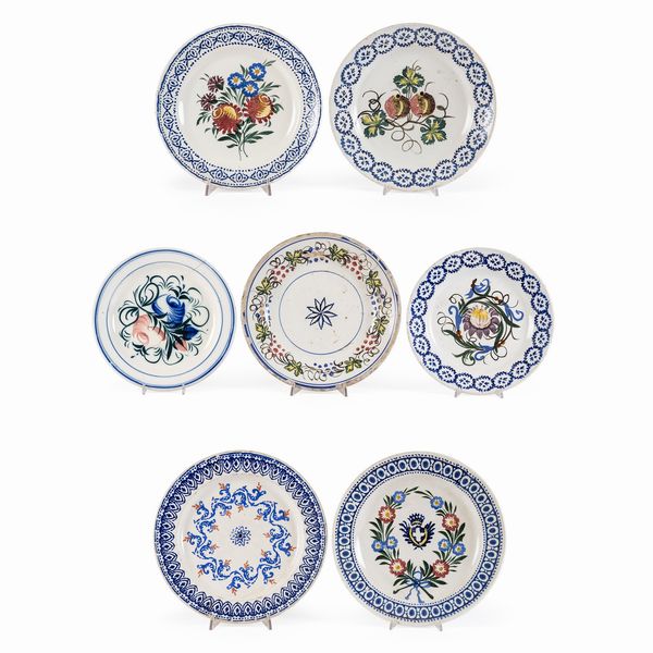 Collezione di sette piatti in maiolica  - Asta Dipinti Antichi, Arredi, Sculture e Oggetti d'Arte - Associazione Nazionale - Case d'Asta italiane