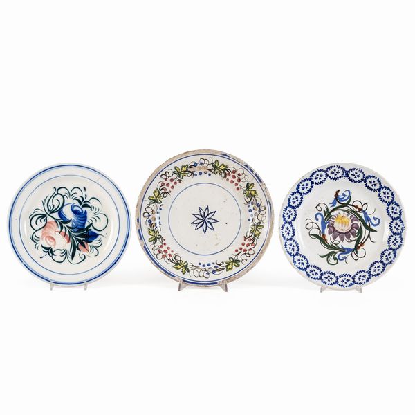 Collezione di sette piatti in maiolica  - Asta Dipinti Antichi, Arredi, Sculture e Oggetti d'Arte - Associazione Nazionale - Case d'Asta italiane